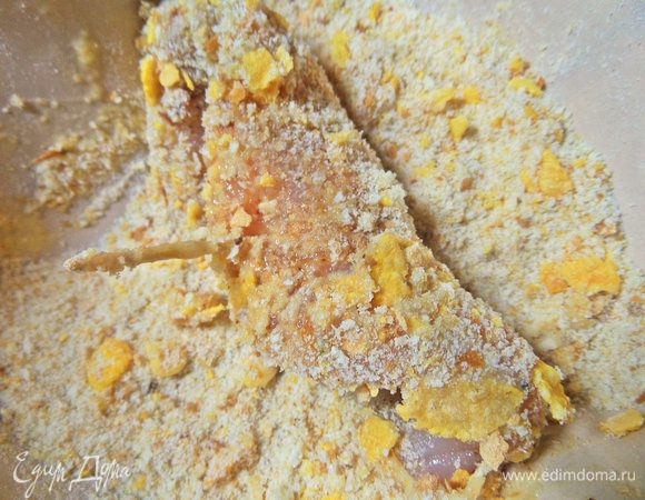 Перенести и обвалять в панировке.