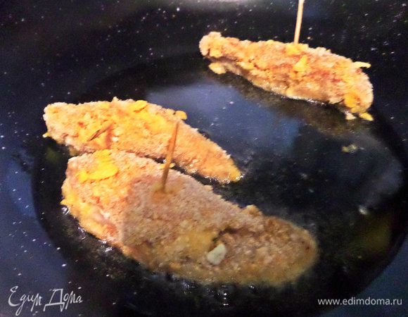 Сковороду-вок разогреть с маслом. Выложить одним слоем рулетики.