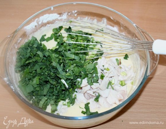 Грудку отварить, порезать на кусочки. Измельчить черемшу. Добавить к тесту.