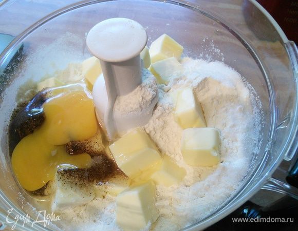 К орехам добавить муку, холодное масло кубиком, оба вида сахара, щепотку соли и яйцо. Блендер замесит тесто за 2 минуты. 