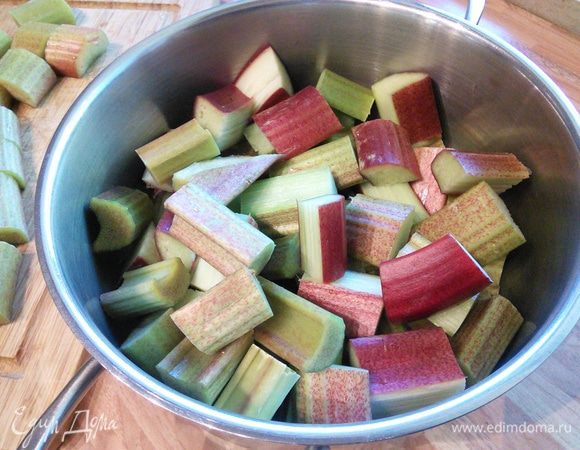 Ревень очистить, помыть и порезать на кусочки.