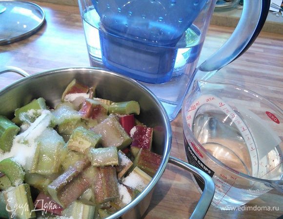  В кастрюлю сложить ревень, сахар. Влить сок от 2 лимонов и воду. 