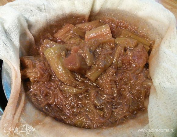 Через указанное время нужно процедить сироп. Соорудить конструкцию из дуршлага, выстланного марлей, и оставить в холодильнике на ночь сироп стекать. На утро основная часть жидкости стечет, но нужно аккуратно выжать остатки сиропа из жмыха. 