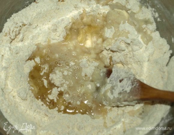 В миску просеять два вида муки — пшеничную и кукурузную тонкого помола. Добавить соль, разрыхлитель. Свиной жир растопить (он должен быть жидким). Вода должна быть горячей. Постепенно добавлять в муку жир и горячую воду, замесить пластичное тесто. Тесто должно пойди пузырями. Тесто замешивается очень легко. 