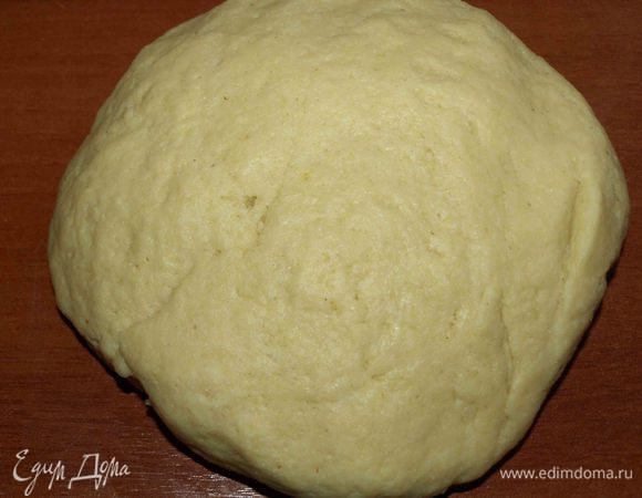 Тесто завернуть в пищевую пленку и оставить на 20-30 минут при комнатной температуре. 