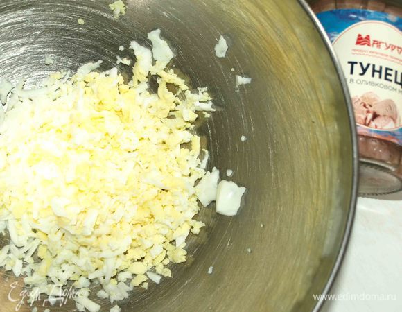 Яйца отварить. Натереть на терке.