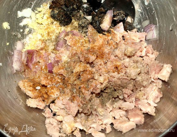 Маслины, лук нарезать. Соединить в миске все ингредиенты, добавить соль, перец, базилик. Добавить две-три ложки масла из банки, где был тунец. Перемешать. 