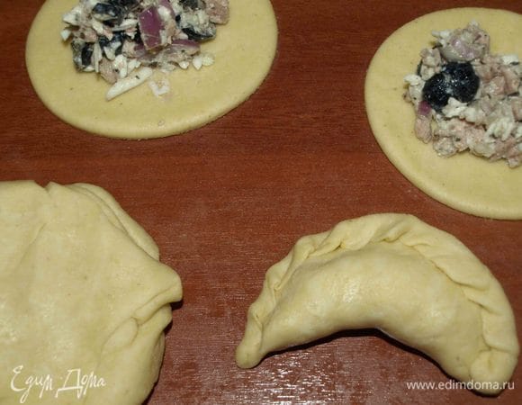 На середину кружка выкладываем начинку, залепить края (если необходимо, то края смочить водой). 