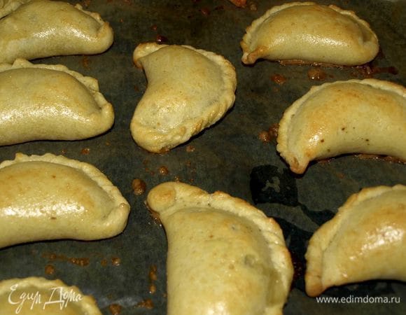 Достаем готовые пирожки из духовки.