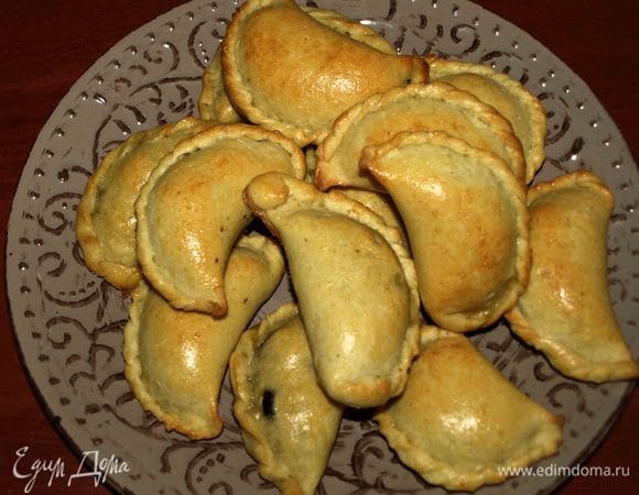 Снимаем с противня на блюдо.