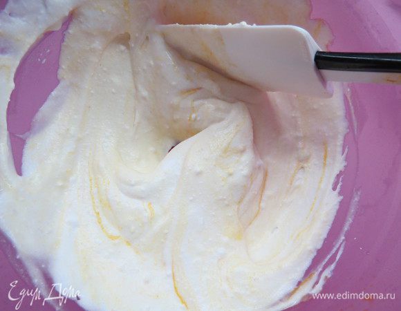 Шафран залить кокосовым молоком и отставить. Кокосовое молоко вполне можно заменить сливками, но вкус получится не таким богатым.