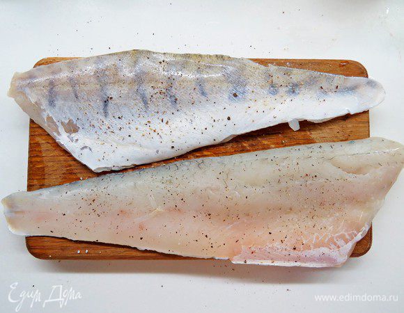 Филе судака натереть солью и перцем.