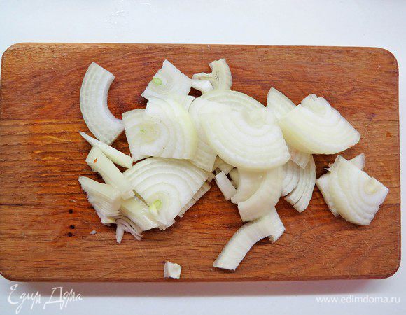 Лук нарезать полукольцами или четверть-кольцами.