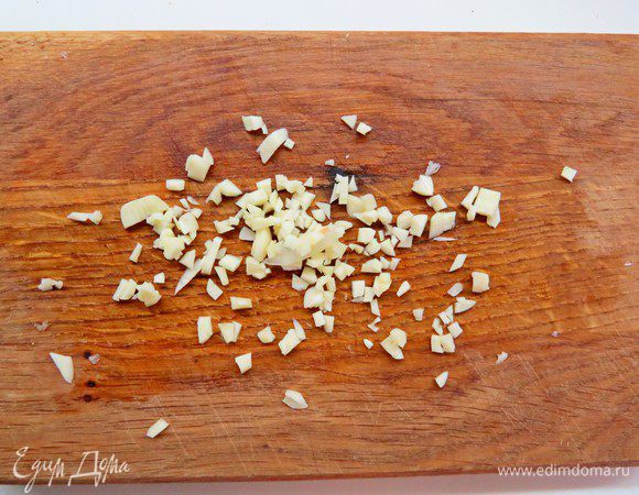 Чеснок мелко нарезать.