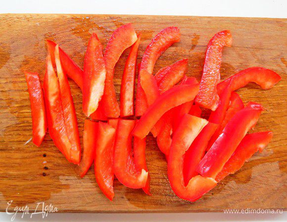 Перец нарезать тонкой соломкой.