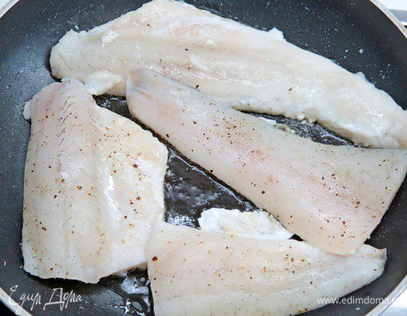 На хорошо разогретую сковороду с маслом (1 ст. л.) выкладываем филе судака кожей вниз. Обжариваем на хорошем огне пару минут, затем перекладываем на тарелку.