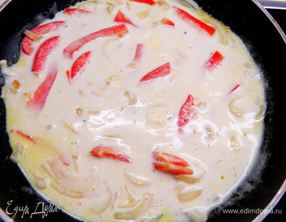 Вливаем кокосовое молоко с шафраном, солим и перчим, даем закипеть.