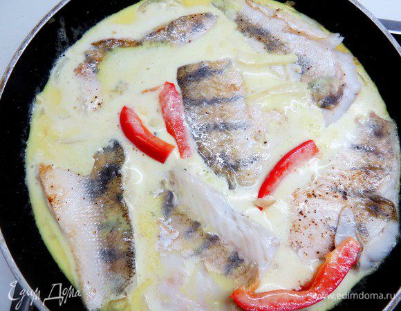 Выкладываем в кокосовый соус рыбу кожей вверх и готовим на небольшом огне 3-4 минуты. 
Снимаем с огня и сразу же подаем.
