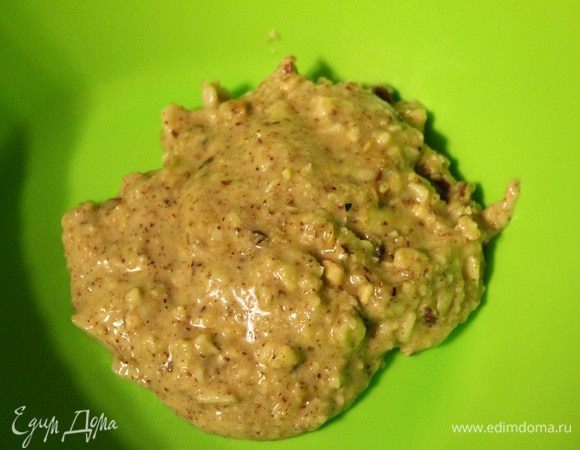 Орехи с медом измельчить с помощью блендера. Добавить к полученной массе просеянную муку, сахар, соль и ванилин.

