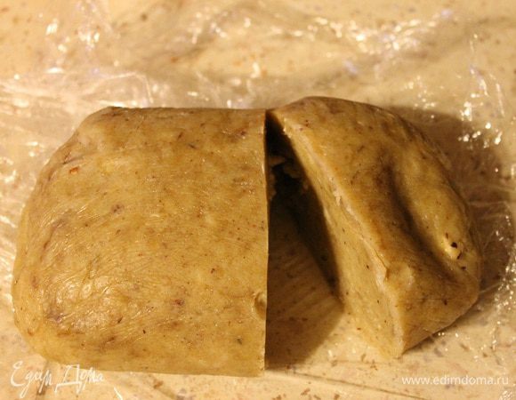 Охлажденное тесто визуально разделить на три части. Две части — это будет основа, а 3-я часть — украшение.
