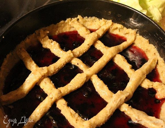 Сверху коржа выложить джем и украсить решеткой из оставшегося теста. Если тесто липнет к рукам, то руки можно слегка смочить водой. Выпекать при температуре 180°С 20-30 минут. Ориентируйтесь по своей духовке.
