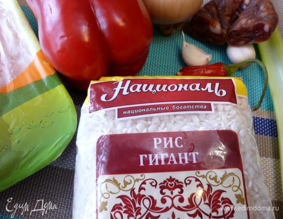 Подготовим продукты для джамбалайи. Каджунская кухня неприхотлива. Очень часто это  перец, сельдерей, лук.