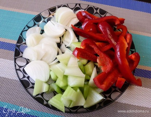 Лук нарежем перьями. Сельдерей и сладкий перец — крупными кусочками. Чеснок и чили нарежем помельче.