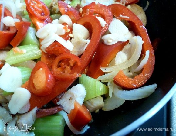 Добавляем все вместе в сковороду к чоризо и курятине. Готовим пару минут на сильном огне.