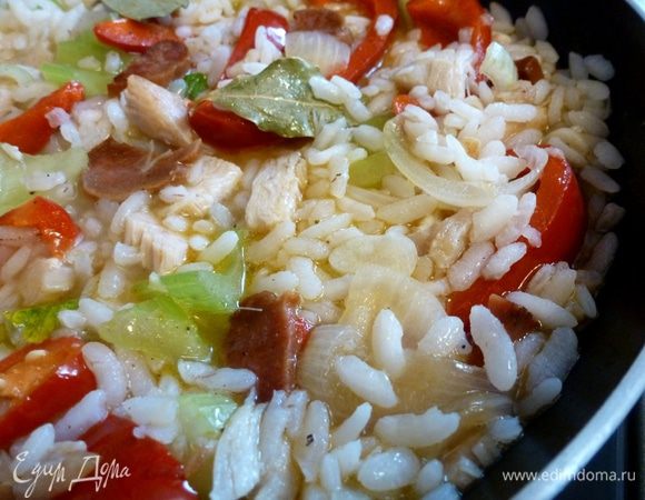 Вливаем овощной бульон, посолим и поперчим черным перцем. Доведем до кипения и всыпем рис ТМ «Националь», перемешаем. Неплотно прикроем крышкой и готовим 10 минут на среднем огне.