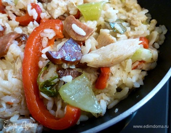 Убавим огонь до минимума и готовим, пока вся жидкость не впитается.