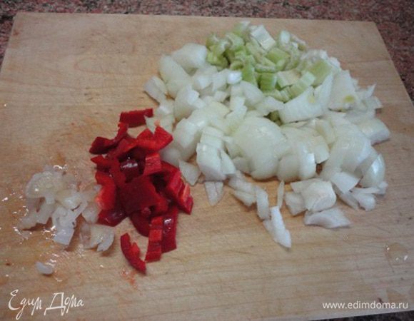 Овощи нарезать кусочками.