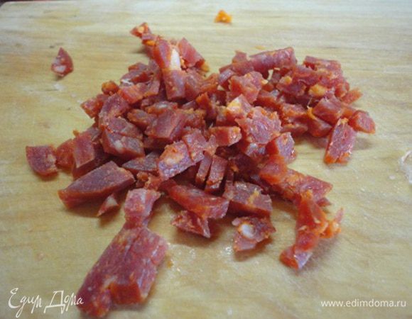 Также нарезать колбасу. Я для супов беру чоризо, в ней и острота, и аромат.