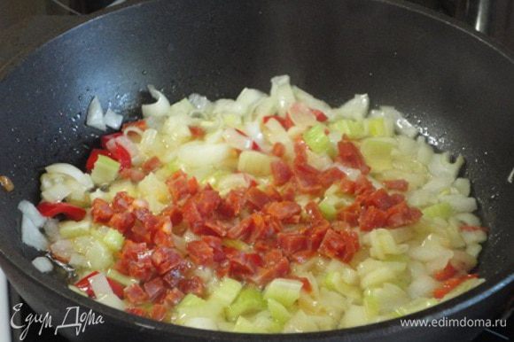 Все овощи обжарить на оливковом масле до золотистого цвета, затем добавить колбасу и еще немного потушить.