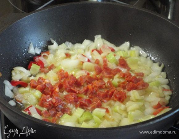 Все овощи обжарить на оливковом масле до золотистого цвета, затем добавить колбасу и еще немного потушить.