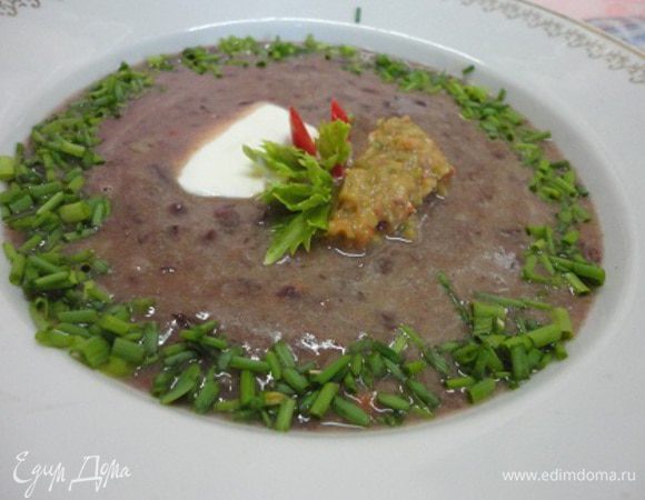 Суп разлить по тарелкам, добавить в каждую по ложке сальсы и сметаны, подавать горячим.