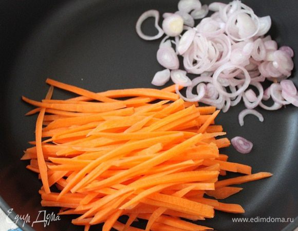 Для начинки №1: морковь нарезать тонкой длинной соломкой, лук кольцами, добавить 2 ст. л. растительного масла и обжарить до золотистого цвета.

