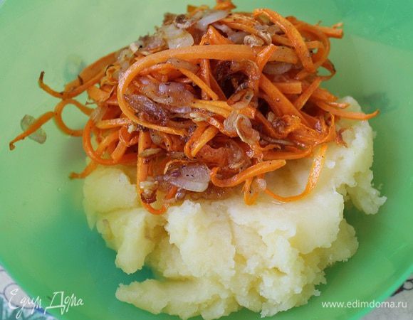 Обжаренные овощи добавить к пюре и перемешать.
