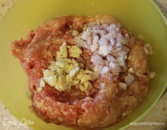 Для начинки №2: в фарш добавить мелко нарезанный лук, чеснок, перец и соль, перемешать.
