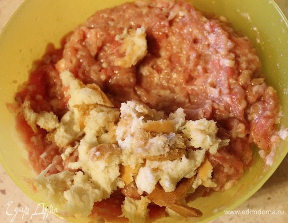 В конце добавить хлеб, размоченный в воде и раскрошенный руками.
