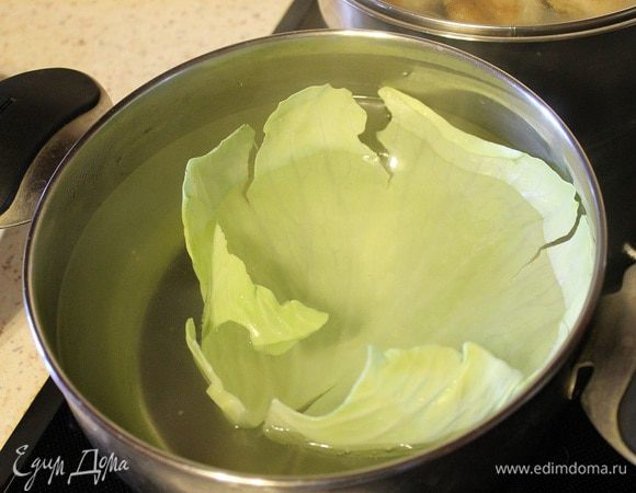 Капустные листы бланшировать в подсоленной воде в течение 2-3 минут. Остудить.
