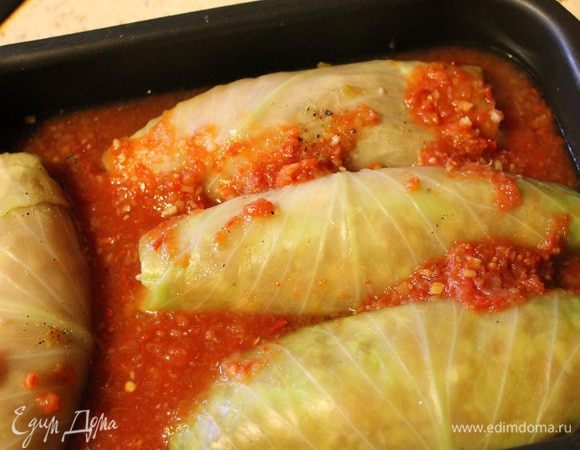 Проделать то же самое с остальными ингредиентами. Рулетики сложить в форму для запекания, залить аджикой и поставить в заранее разогретую до 200°С духовку на 45 минут.
