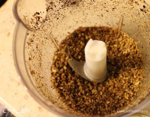 Орехи поджарить на сухой сковороде до золотистого цвета, затем измельчить в блендере до состояния мелкой крошки. Я брала фундук и грецкие.
