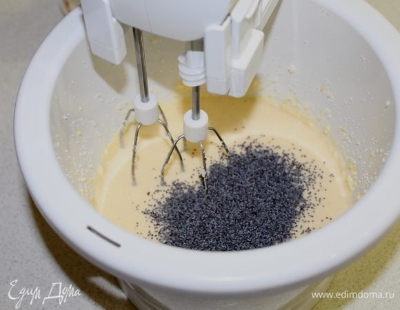 По одному вбить яйца, добавить сметану, мак, перемешать.