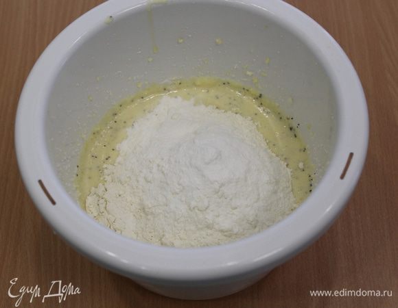 Добавить муку с разрыхлителем, перемешать.