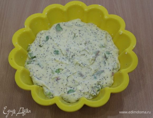 Выложить тесто в форму.