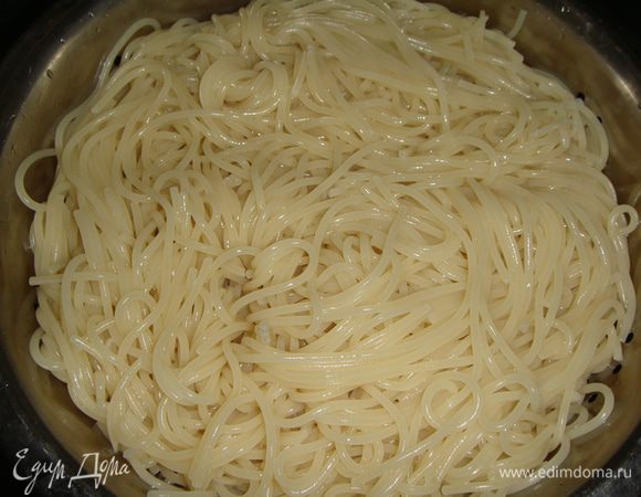 Отварить спагетти в подсоленной воде до состояния аль денте (почти готовы).