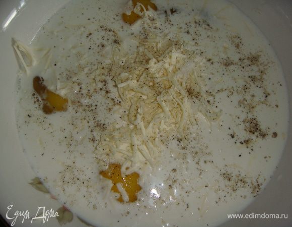 В глубокую чашку влить сливки, добавить яйца, натереть плавленые сырки на мелкой терке, посолить и поперчить. Взбить вилкой.