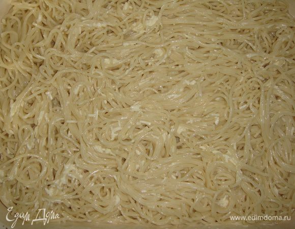 Выложить спагетти в соус и хорошо перемешать. Форму с высокими бортами смазать подсолнечным маслом и выложить спагетти с соусом.