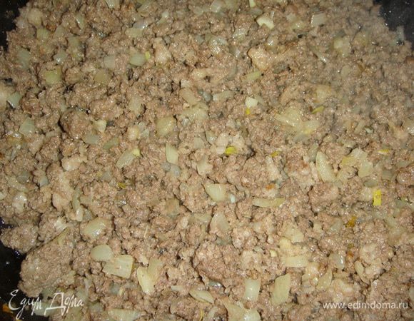 Лук почистить, нарезать кубиками и обжарить с фаршем на подсолнечном масле. Посолить и поперчить по вкусу. Как только фарш немного зажарится, сразу выключить плиту.