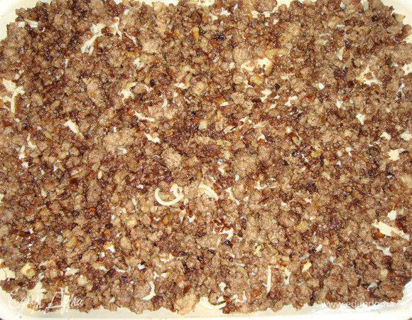 На спагетти выложить обжаренный фарш.